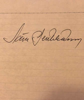 Satu Pentikäinen nimikirjoitus paperissa