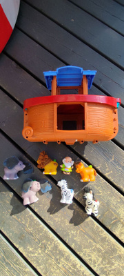 Fisher price laiva ja eläin hahmoja