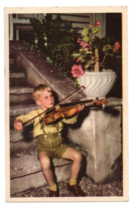 Vanha kortti, ARTKO, poika ja viulu, vuodelta 1955