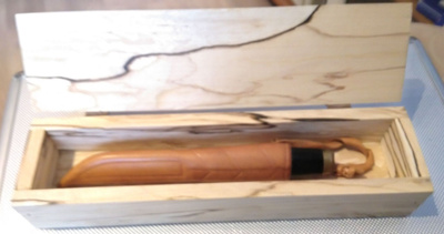 Puukko puisessa rasiassa