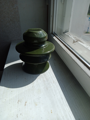 Sähkötolpan eriste, vihreä, kierteet, vintage.