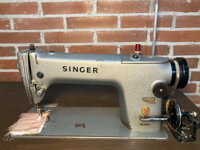 Teollinen ompelukone Singer 291U3 puupöydällä
