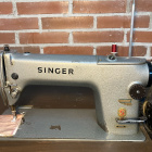 Teollinen ompelukone Singer 291U3 puupöydällä - pikkukuva 1