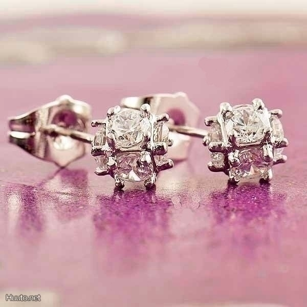 0314 .. 9k White Gold Crystal Upeat Kauniit .. Korvakorut
