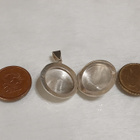 Hopeinen soikea kaiverrettu medaljonki riipus - pikkukuva 3