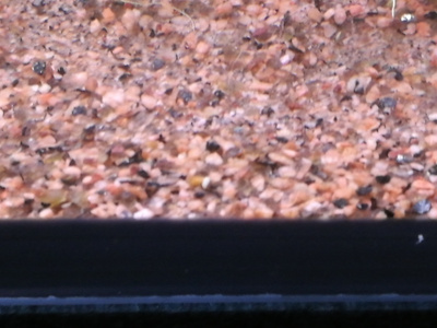 Punertavaa hienoa hiekkaa n. 3 kg.