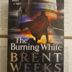 Brent Weeks - The Burning White (softcover) - pikkukuva 1