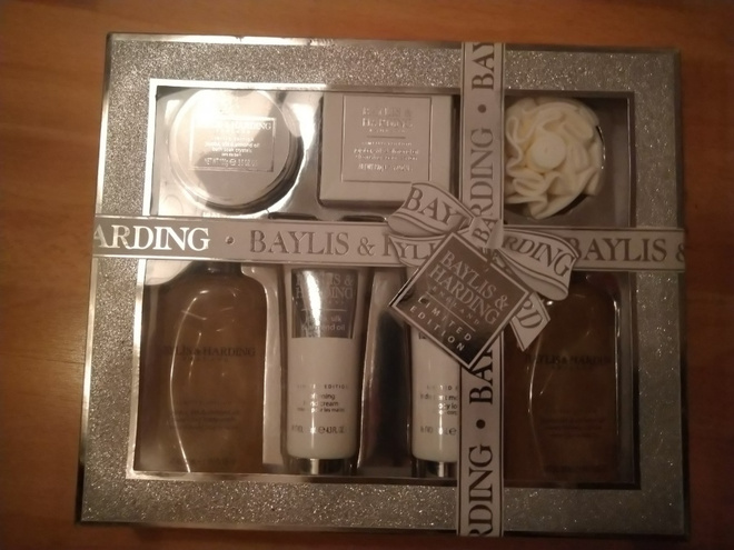BAYLIS & HARDING Kauneuden hoitosarja.