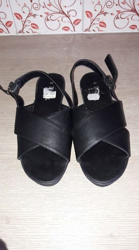 Kengät : mustat sandaalit koko 40 sisämitta 25.5cm