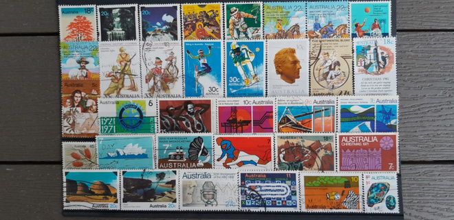 AUSTRALIA n.1970-80 luku LEIMATTUJA postimerkkejä 34 kpl