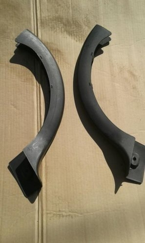 Takaluukun nostimien muovisuojat - MB W210