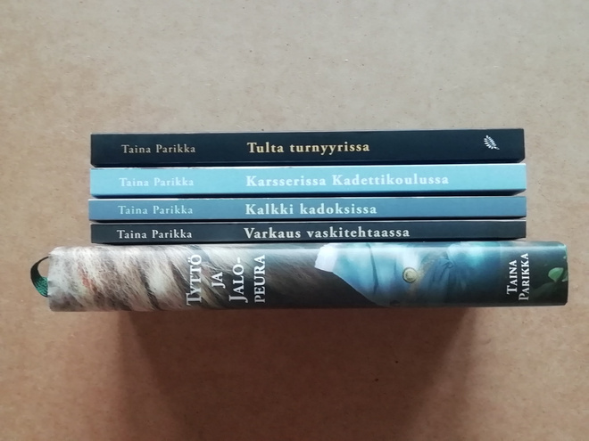Taina Parikka kirja ja pokkarit