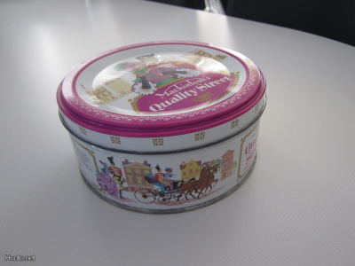 Peltipurkki Mackintosht´s Quality Street LONTOON KADULTA