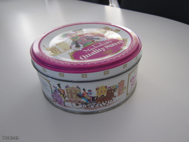 Peltipurkki Mackintosht´s Quality Street LONTOON KADULTA