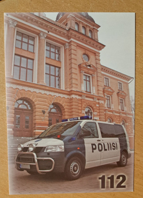 Oulu, kaupungintalon edustalla poliisiauto, 112-opaskortti