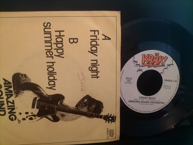AMAZING SOUND ORCH. Friday night/Happy summer holiday, 7''