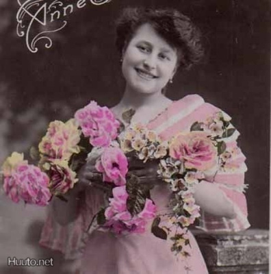 NAINEN / Nuori nätti tyttö kukkia kädessään. 1900-l.