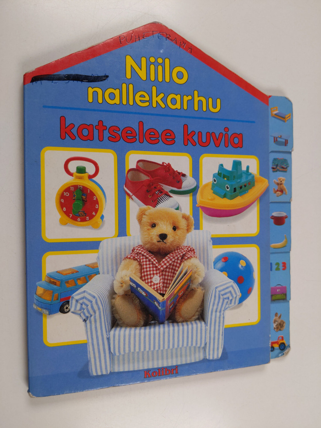 Niilo nallekarhu katselee kuvia
