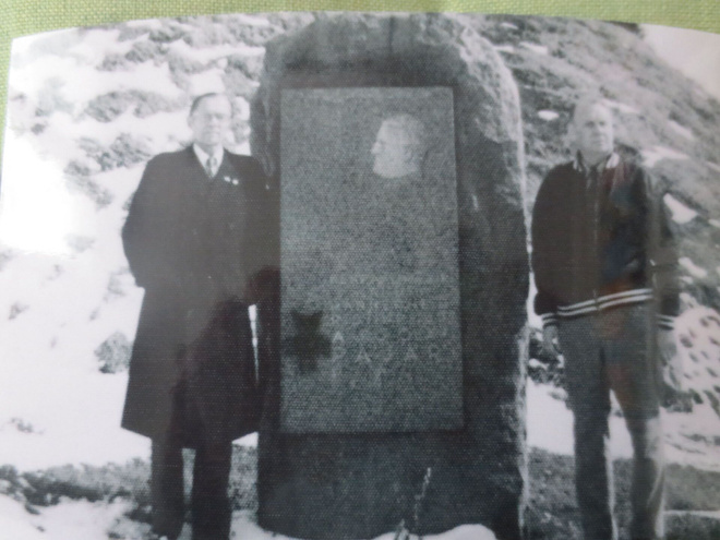 Marskin Ritarit  Kenraali Pajarin haudalla v.1977