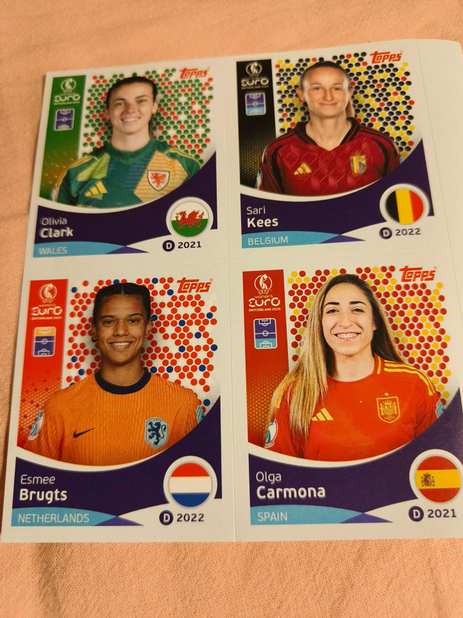 NAISTEN EURO 2022 ja 2025 jalkapallo-keräilytarrat alk.0,15€