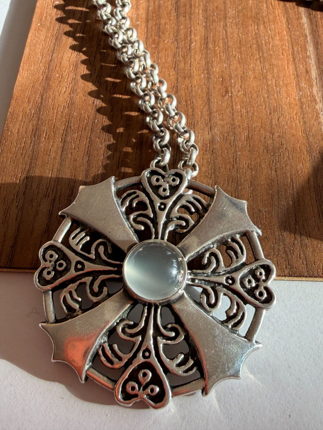 KK:n hopeinen Kuukiven koru riipus/solki