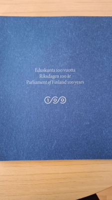 Eduskunta 100 vuotta juhlamitali ja postimerkki -kansio