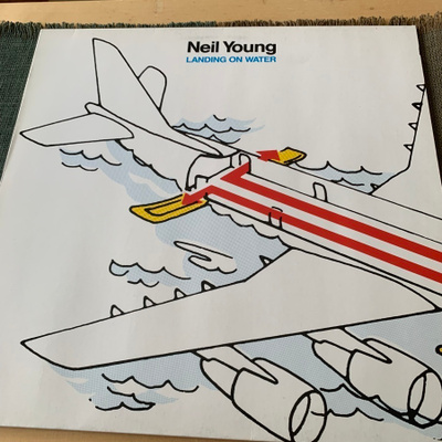 NEIL YOUNG: Landing On Water * 924 109-1. * EUR 1986