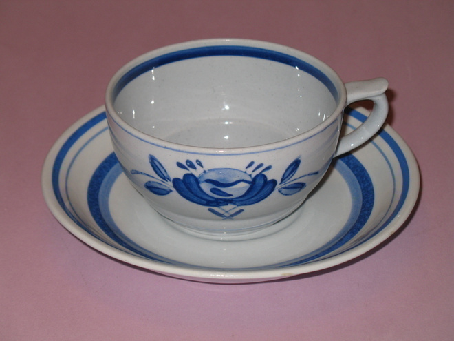 Arabia: Vanha BLUE ROSE -TEEKUPPIPARI