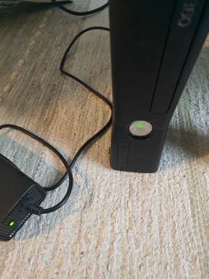 Xbox 360 s, 2 ohjainta sekä 6 peliä
