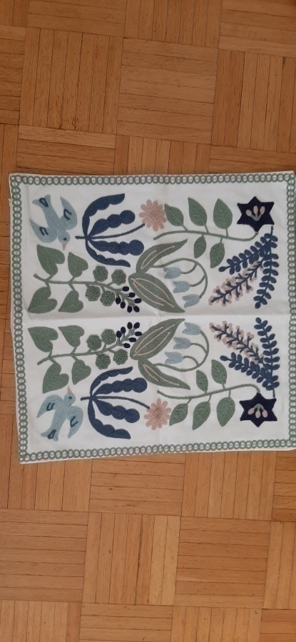 Kirjailtu koristetyynynpäällinen, 45 x 45 cn