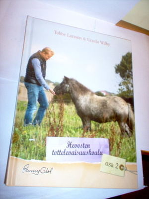 Larsson: HEVOSTEN TOTTELEVAISUUSKOULU osa 2 (Sis.postikulut)