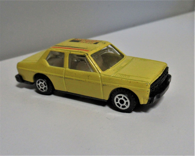 Fiat 131 pienoismalli, metallia, pit.7,2cm