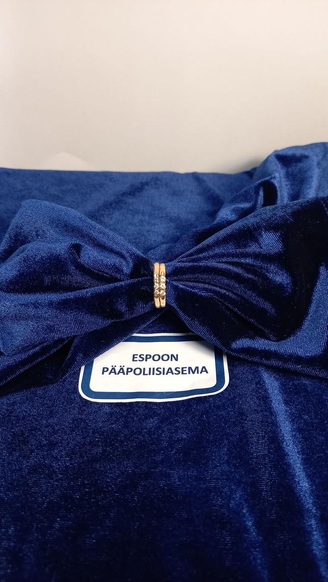 [LT-04572-2024] Tuplasormus 3+3 väritöntä kiveä