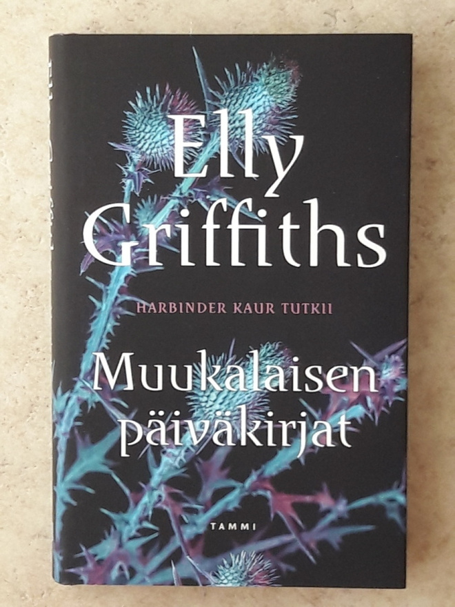 Elly Griffiths: Muukalaisen päiväkirja, sid.