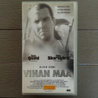 VHS: Vihan Maa / Savior (Dennis Quaid, Nastassja Kinski 1997 - pikkukuva 1