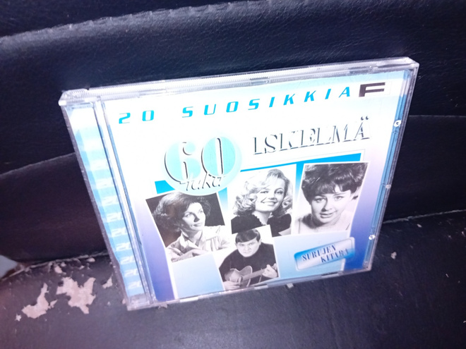 CD 20 SUOSIKKIA 60-LUKU ISKELMÄ  : Surujen kitara