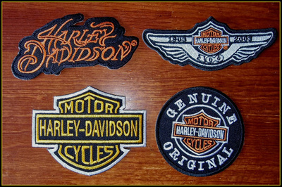 4 kpl Harley-Davidson kangasmerkkejä yht. 8e koko setti