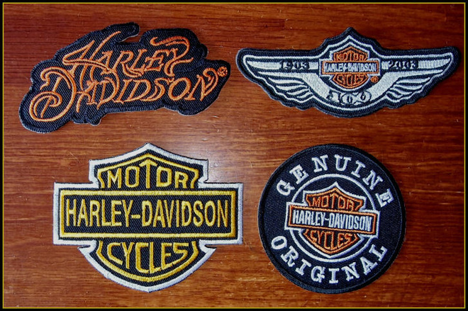 4 kpl Harley-Davidson kangasmerkkejä yht. 8e koko setti