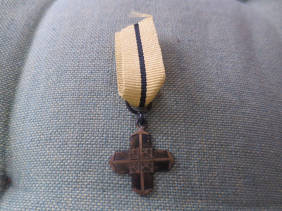 2--Divisioonan Ristin Pienoiskunniamerkki.