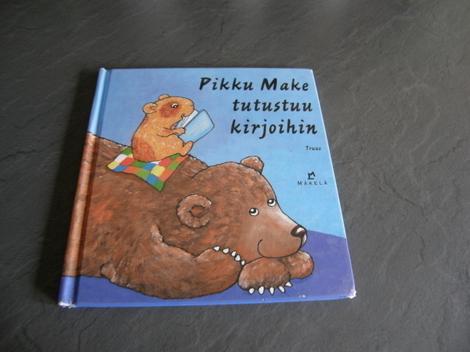 Truus Pikku Make tutustuu kirjoihin