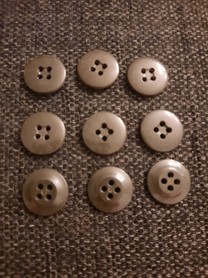 Musta nappi 18mm