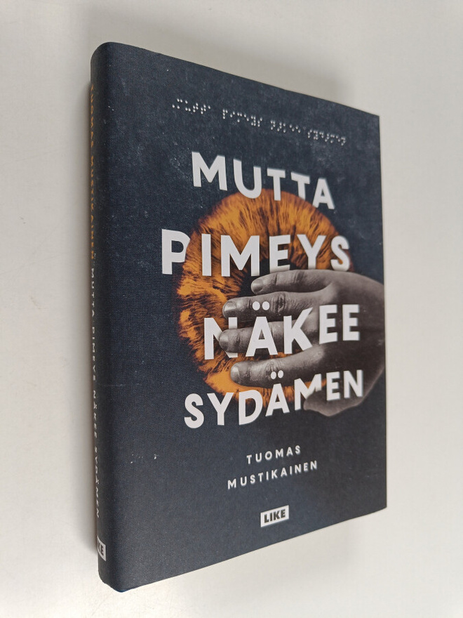 Tuomas Mustikainen : Mutta pimeys näkee sydämen : romaani