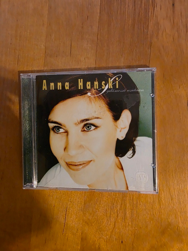 Anna Hanski - Sydämessä asutaan