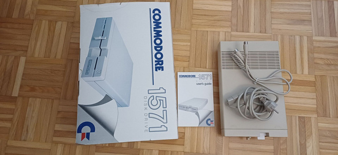 Commodore 1571 levyasema, pakkaus ja oheistarvikkeet