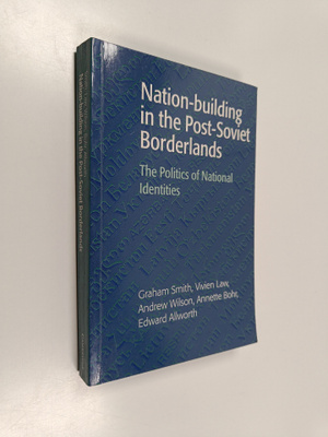 Graham (toim.) Smith : Nation-building in the post-Soviet...