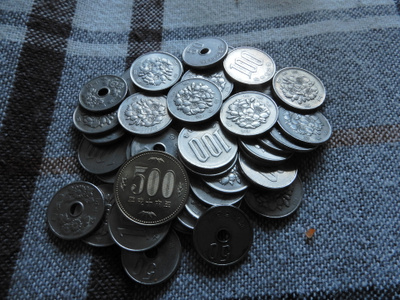 Japaniin kolikoita 4400 yeniä