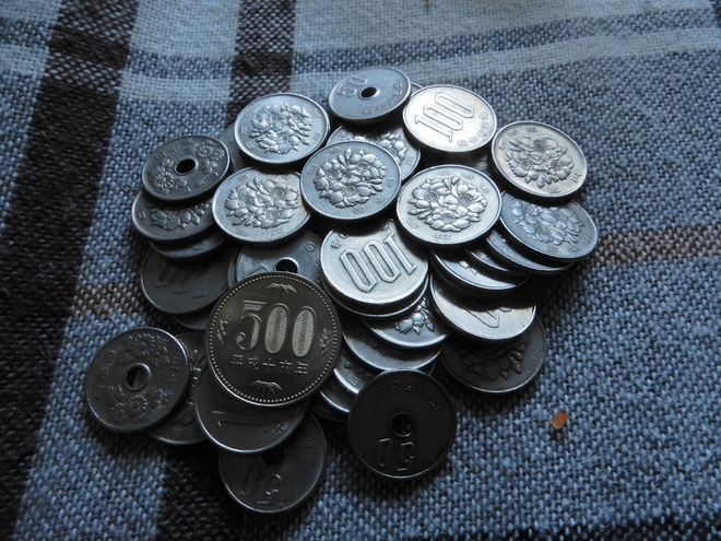 Japaniin kolikoita 4400 yeniä