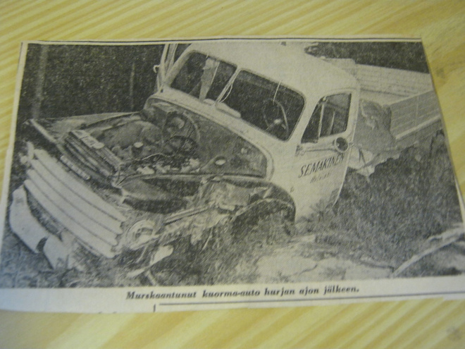 lehdestä leikattu kuva (Commer, SE Mäkinen)