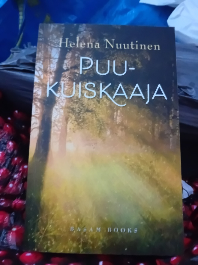 Helena Nuutinen  :  Puukuiskaaja ( SIS POSTIKULU  ) SIGNED