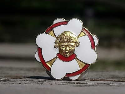 Emalinen merkki. Halkaisija - 18 mm. Ehjä lukitus.